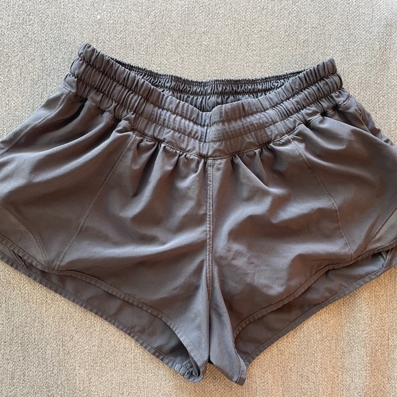 Lululemon Hotty Hot Low-Rise Lined Short 2.5" - Picture 3 of 5